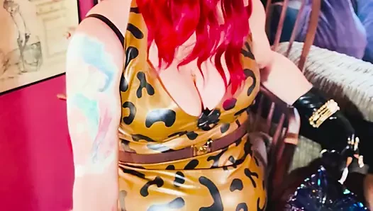 Mit latex gekleidete raucherin tina snua raucht eine zigarette in gummihandschuhen &viele ringe