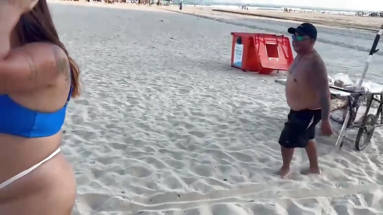 El vendedor de playa en un paquete salado se come a las dos chicas guapas a cambio que se van felices