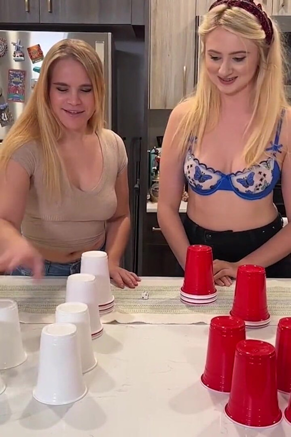 Taylor empareja con Maddie para un juguetón juego de strip dados