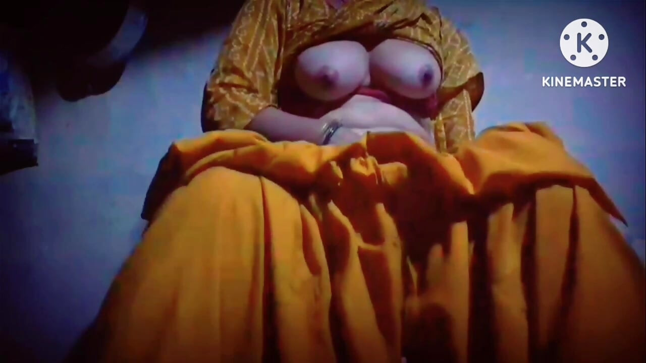 Fată drăguță sexy care se joacă cu marele ei