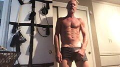 Chudy tata z mięśniami w małych szortach zaopatruje swój ogromny boner