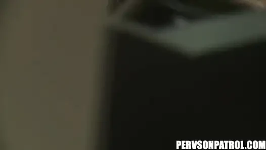 Pervs в патруле - Victoria Lawson любит грубое и не волнует, если кто-нибудь наблюдает