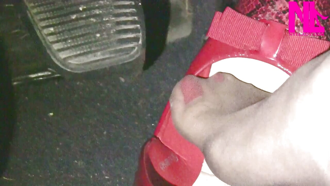 Bombeo de luces y pedal lento en pisos y pantalones rojos