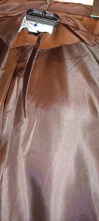 Uzun kahverengi bir bayan wintercoat'un parlak astarını sikiyor