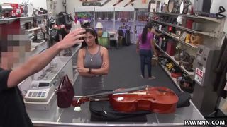 性感的巴西女郎试图典当一把大提琴 - xxx pawn