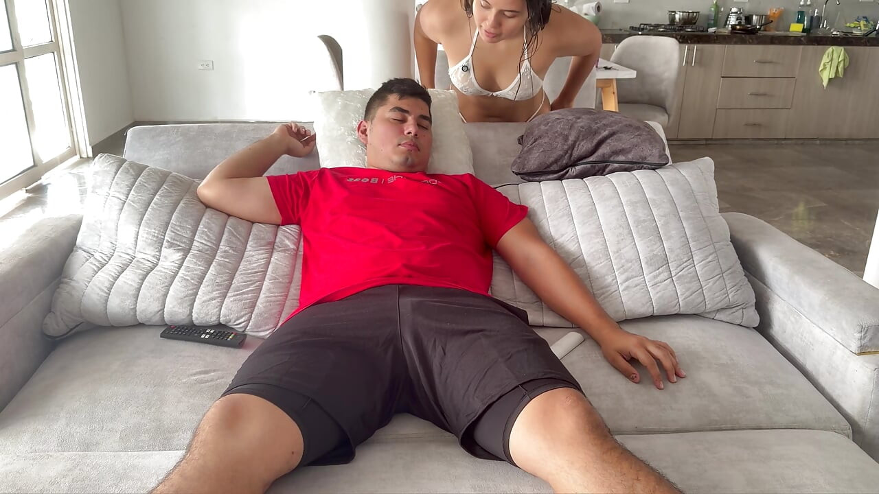 Chị kế hứng tình muốn tôi bú cu riêng tư từ cha dượng của tôi