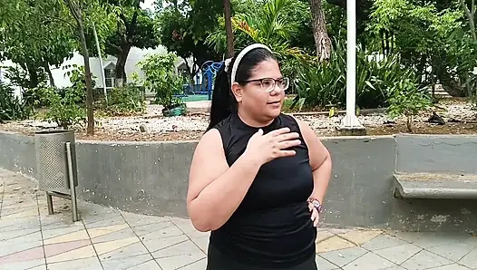 Ich lade das sexy, kurvige mädchen aus dem fitnessstudio an meinen platz ein, und ich ficke sie am ende und fülle ihre vagina mit sperma.