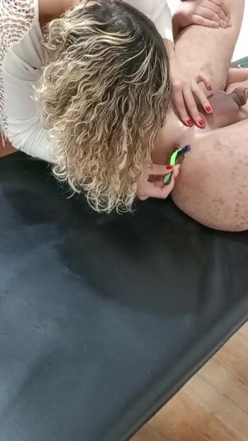 Momen tak terlupakan dari "Male waxing, gaya Brasil. Kontol dan pantat"
