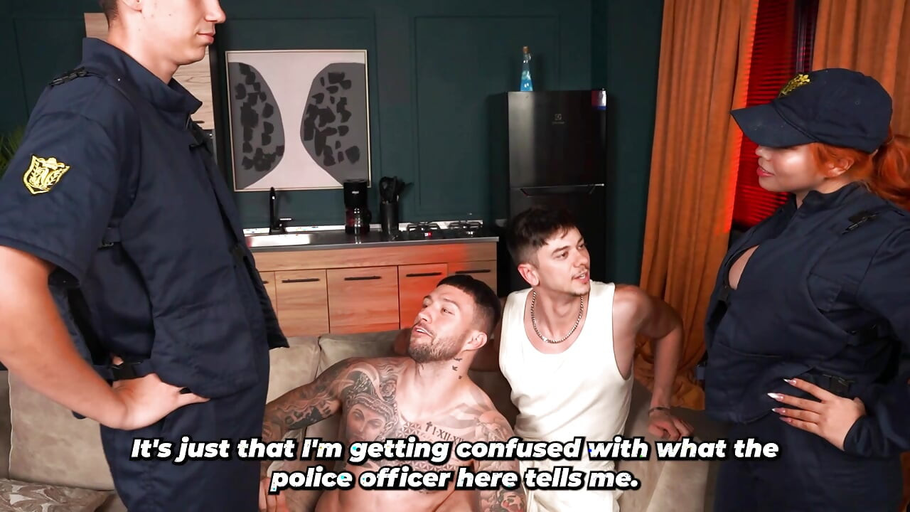 Des policiers arrivent pour rétablir l’ordre dans l’appartement et finissent par s’amuser.