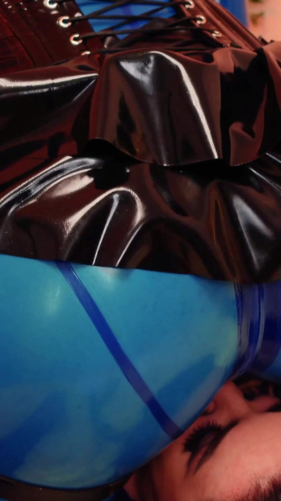 Momen ikonik dari "lesbian lagi asik jilat dildo dan dudukin muka dengan kostum lateks - aryagrander - dominatrix dan gadis penurut dengan karet"