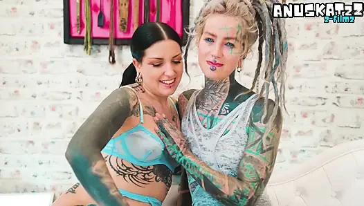 Cewek-cewek hot lagi asik fisting fisting sampai lubangnya menganga lebar sampai orgasme
