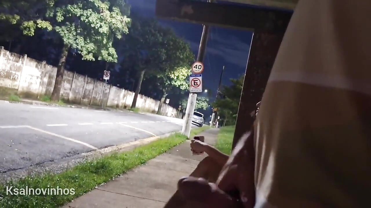 ช่วยตัวเองเสี่ยงภัยที่ป้ายรถเมล์ข้างคนแปลกหน้าคนสวย!