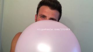 Ballonfetisj - Chris blaast ballonnen