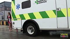 Infermiere cattive si divertono con due ragazzi in ambulanza