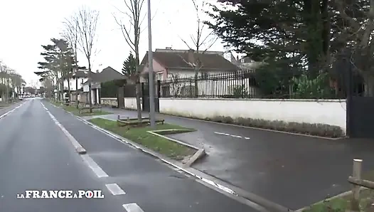 Красивую молодую брюнетку с большими сиськами соблазнил порноактёр