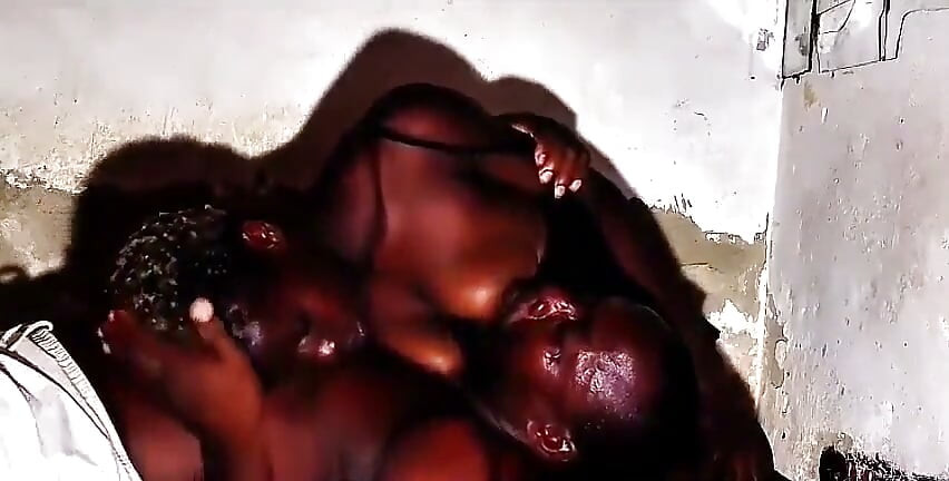 Sexyrita ile başka bir gün büyük siyah yarağımı büyük zenci yarağıyla orta yaşlı seksi kadın ıslak amının içine alıyor