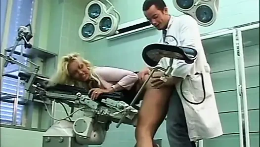 Büyük memeli güzel genç sarışın jinekolog tarafından sikiliyor ve götüne boşaltıyor