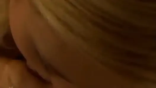 Atemberaubende blonde hure mit perfekten titten und arsch gibt dem kameramann einen blowjob
