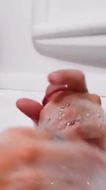 パパが大きなペニスを男の子に見せる | クリップ 1