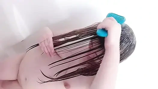 Расчесывание волос в душе