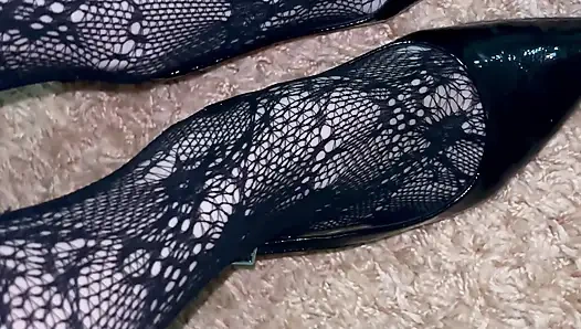 Aku lagi asik mainin kakiku dengan stoking seksi dan sepatu hak tinggi