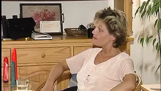 Edepsiz orta yaşlı seksi kadın için büyük yeşil dildo