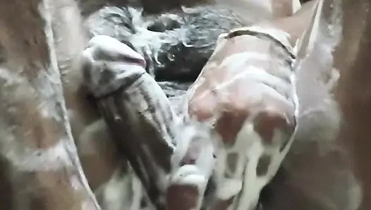 Duş alırken ve porno izlerken mastürbasyon yaptım