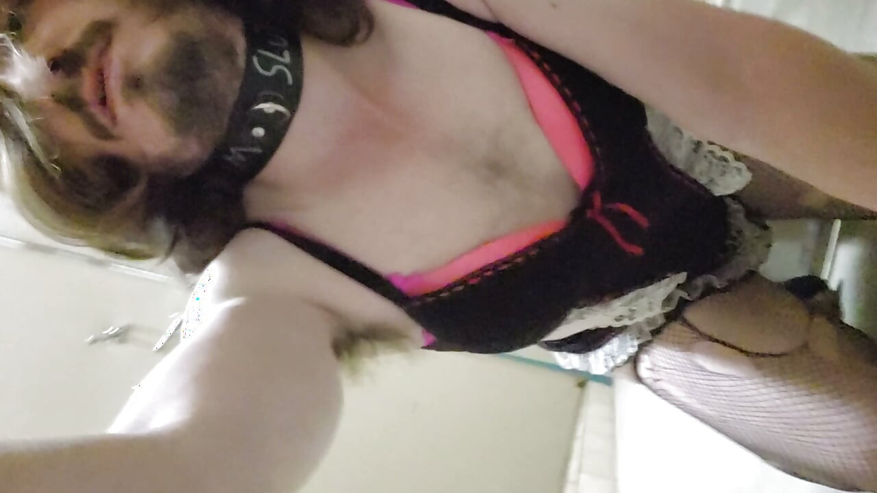 Sissy speelt in een openbaar toilet