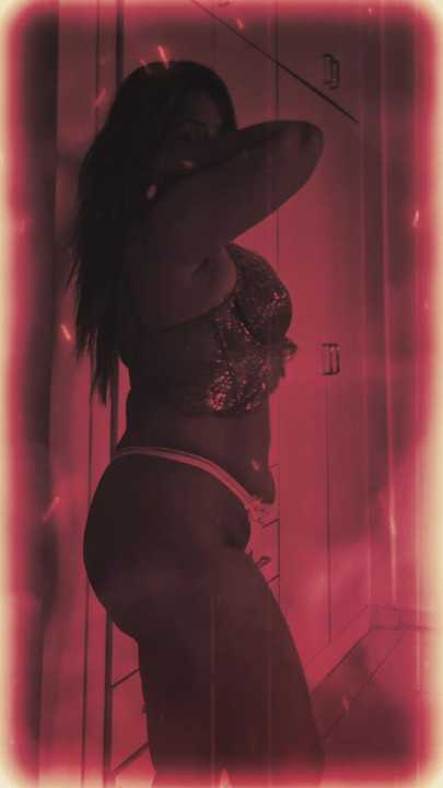Showing my voluptuous figure inside my bracelet.  Do i look sexy