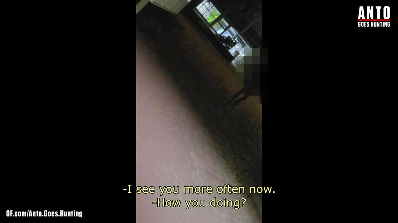 另一个保安走近并说服