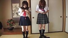 दो शरारती स्कूली लड़कियां मस्ती कर रही हैं
