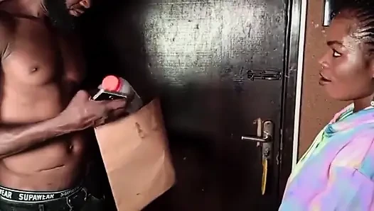 Dün bitkilerini ona teslim ettikten sonra bir adam tarafından sikildim