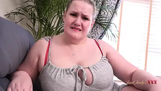Auntjudysxxx - tombul büyük memeli üvey annen Becky evi temizlerken seni yakalıyor