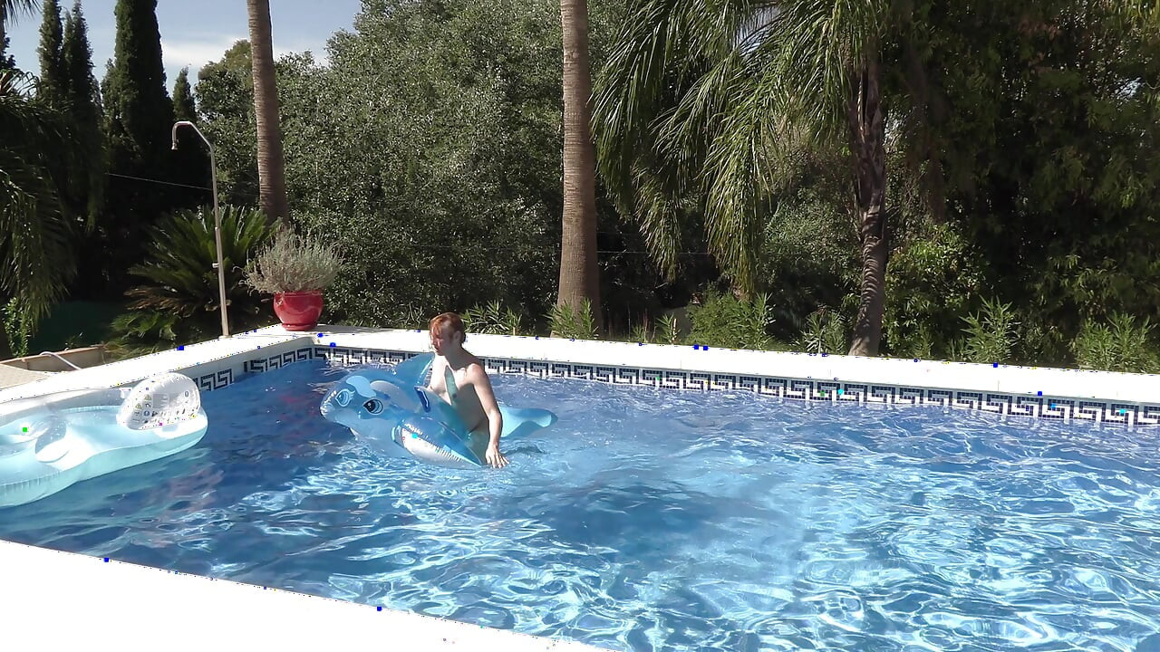 Γυμνή βόλτα με φουσκωτό και βουητό στην εξωτερική πισίνα