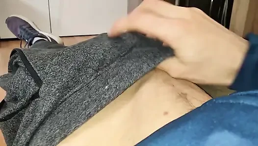Adam spor salonundan geri geldi ve güzel büyük tıraşlı yarağına mastürbasyon yaptı!