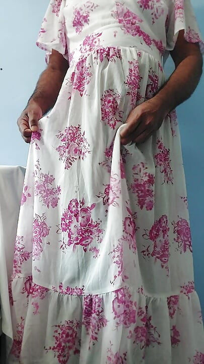 Estoy bailando mientras me masturbo con mi vestido de chiffon transparente de seda con flores rosas