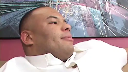 Чувак отлизывает сочную чернокожую киску