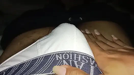 Ayağa kalkmak için yarağımı uyandırıyorum