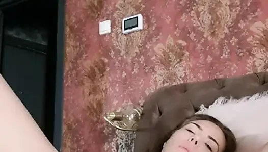 Ibu tunggal bermain dengan dirinya sendiri saat tidak ada orang di rumah