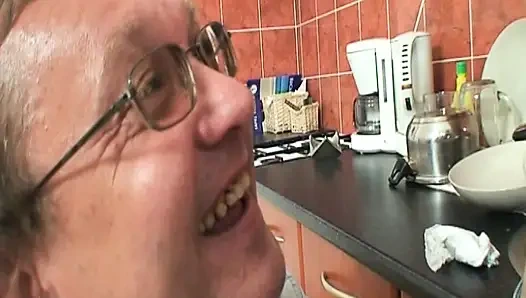 Güzel genç kız mutfakta dedesi ve ninesi tarafından sikiliyor