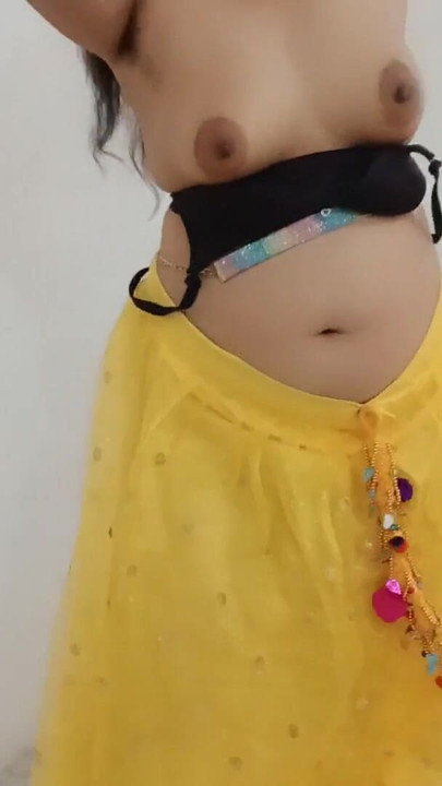 كابدي باد ديا، زوجة أب بنجابية عارية، تظهر كسها وتشوتشي | مقطع 1