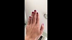 Crossdresser z pomalowanymi na różowo paznokciami
