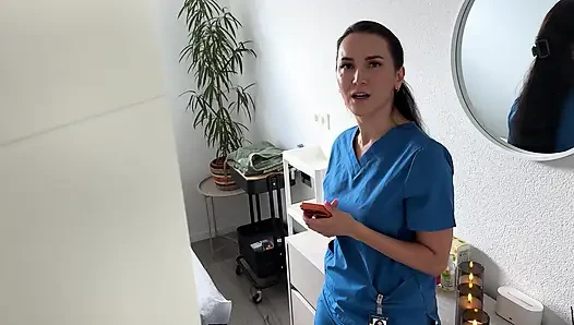 Heiße masseuse zieht latexhandschuhe für einen schmutzigen happy end-cumshot an