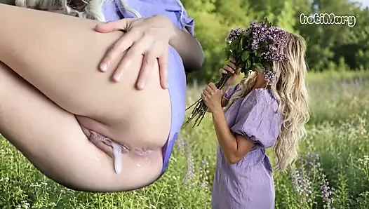 Cewek sange ini lagi asik fingering memeknya sampai muncrat - close up