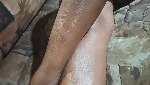 WTF indische MILF neckt ihren körper