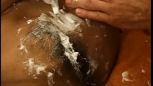 Tante semok ini di-fingering dan dicrot di dalam sampai banjir