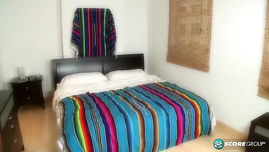 Teen Deven Rose hat keinen ort zu gehen, also geht sie runter