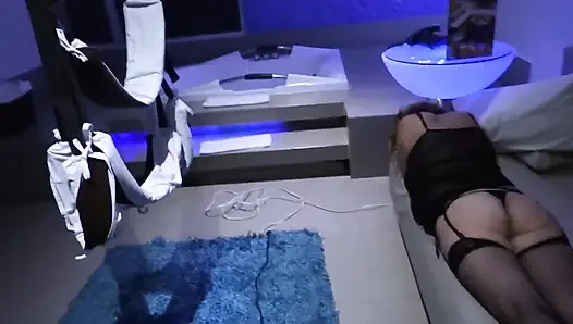 Beautiful 58-year-old woman exhibiting her beautiful ass so that they masturbate and fill it with milk