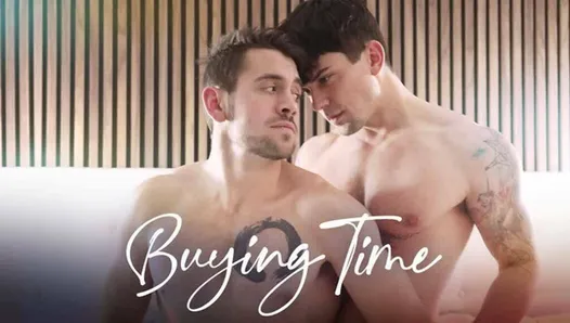 Une salope prend son temps pour la première expérience gay du client