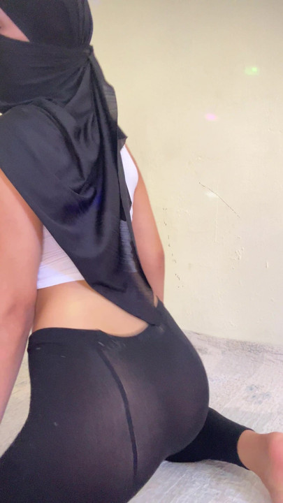 Grosso rabo árabe saltando devagar em hijab enquanto provoca cada curva com ângulos perfeitos de sua bunda